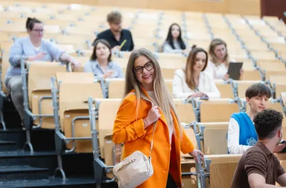 Aktualności | Uniwersytet Dolnośląski DSW we Wrocławiu: studentka na auli