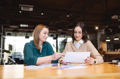 Aktualności | Uniwersytet Dolnośląski DSW we Wrocławiu: dwie studentki wspólnie oglądające dane na kartce papieru