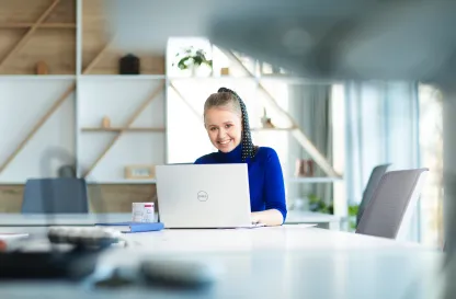 Aktualności | Uniwersytet Dolnośląski DSW we Wrocławiu: Strona główna: Akademia zarządzania zmianą i strategią studia podyplomowe, Wrocław: studentka w granatowym swetrze siedząca przy komputerze