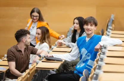 Poradniki - dzielimy się wiedzą | Uniwersytet Dolnośląski DSW we Wrocławiu: Studenci siedzący na auli