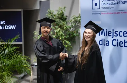 Aktualności | Uniwersytet Dolnośląski DSW we Wrocławiu: studenci w togach podający sobie ręcę