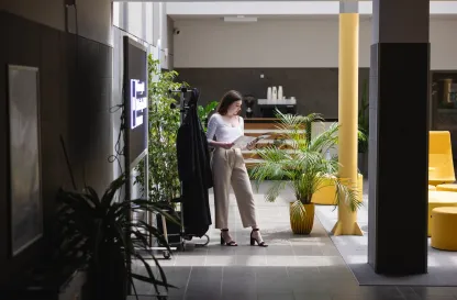 Poradniki - dzielimy się wiedzą | Uniwersytet Dolnośląski DSW we Wrocławiu: Dziewczyna na uczelni