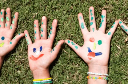 Aktualności | Uniwersytet Dolnośląski DSW we Wrocławiu: dziecięce dłonie pomalowane farbami