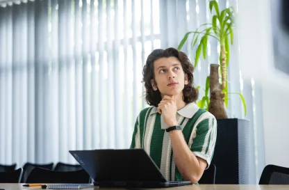 Poradniki - dzielimy się wiedzą | Uniwersytet Dolnośląski DSW we Wrocławiu: Mężczyzna korzystający z laptopa