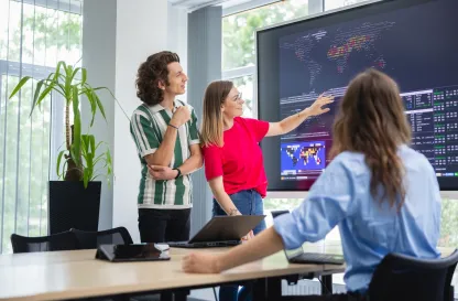 Poradniki - dzielimy się wiedzą | Uniwersytet Dolnośląski DSW we Wrocławiu: Dwie osoby przy tablicy