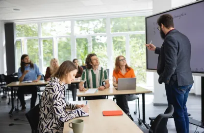 Poradniki - dzielimy się wiedzą | Uniwersytet Dolnośląski DSW we Wrocławiu: Grupa osób w sali wykładowej