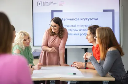 Poradniki - dzielimy się wiedzą | Uniwersytet Dolnośląski DSW we Wrocławiu: Grupa osób w sali wykładowej