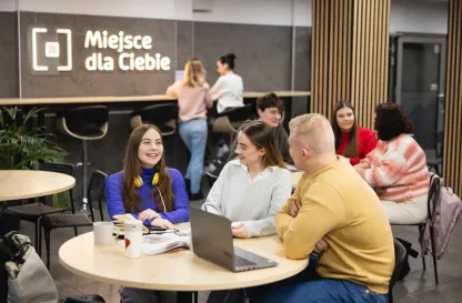 Poradniki - dzielimy się wiedzą | Uniwersytet Dolnośląski DSW we Wrocławiu: grupa osób w stołówce