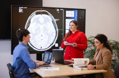 Poradniki - dzielimy się wiedzą | Uniwersytet Dolnośląski DSW we Wrocławiu: Trzy osoby przy stole