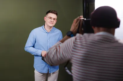 Poradniki - dzielimy się wiedzą | Uniwersytet Dolnośląski DSW we Wrocławiu: Osoba stojąca przed aparatem