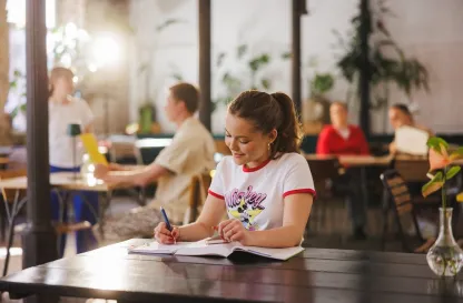 Poradniki - dzielimy się wiedzą | Uniwersytet Dolnośląski DSW we Wrocławiu: Kobieta w kawiarni