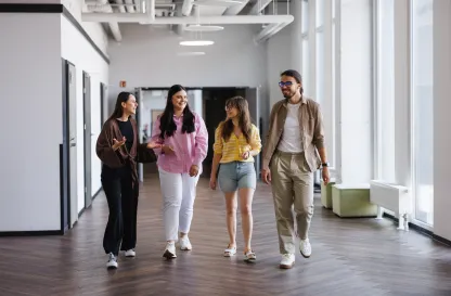 Poradniki - dzielimy się wiedzą | Uniwersytet Dolnośląski DSW we Wrocławiu: Grupa osób w korytarzu