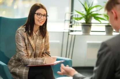 Poradniki - dzielimy się wiedzą | Uniwersytet Dolnośląski DSW we Wrocławiu: Kobieta rozmawiająca z mężczyzną