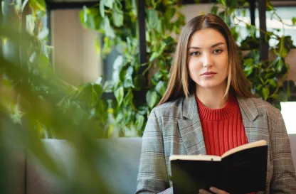 Podcasty | Uniwersytet Dolnośląski DSW we Wrocławiu: studentka z książką