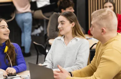 Aktualności | Uniwersytet Dolnośląski DSW we Wrocławiu: studenci siedzący przy stoliku