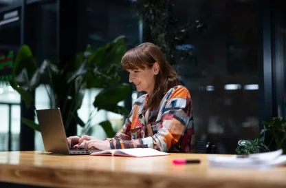 Aktualności | Uniwersytet Dolnośląski DSW we Wrocławiu: studentka pracująca przy laptopie