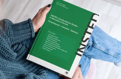Aktualności | Uniwersytet Dolnośląski DSW we Wrocławiu: osoba trzymająca na kolanach książke pt. "INSTED: Interdisciplinary Studies in Education & Society (Teraźniejszość - Człowiek - Edukacja)"