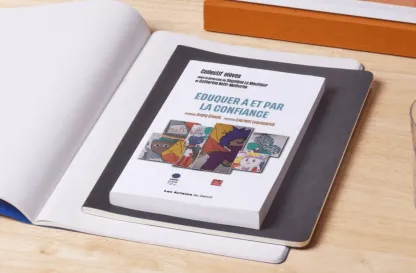 Aktualności | Uniwersytet Dolnośląski DSW we Wrocławiu: książka leżąca na biurku na otwartym zeszycie