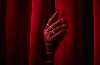 Aktualności | Uniwersytet Dolnośląski DSW we Wrocławiu: ręka w bordowej rękawiczce wystająca poza kurtnę