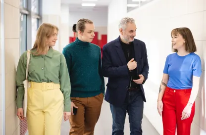 Aktualności | Uniwersytet Dolnośląski DSW we Wrocławiu: rozmowa wykładowcy ze studentami na korytarzu
