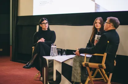 Aktualności | Uniwersytet Dolnośląski DSW we Wrocławiu: Dwie kobiety oraz mężczyzna siedzą przy stoliku i przeprowadzają wywiad.