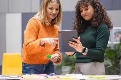 Aktualności | Uniwersytet Dolnośląski DSW we Wrocławiu: dwie studencki oglądające na tablecie notatki