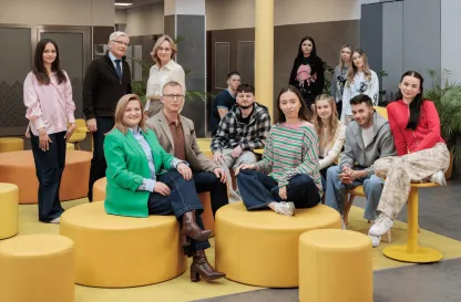 Aktualności | Uniwersytet Dolnośląski DSW we Wrocławiu: grupa osób w holu uczelni