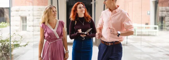 Dział Współpracy Międzynarodowej i Welcome Center | Uniwersytet Dolnośląski DSW we Wrocławiu: Główna grafika: Dział Współpracy z Zagranicą - trójka studentów rozmawiająca ze sobą