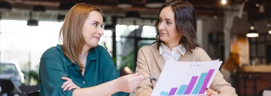 Szkolenia i kursy we Wrocławiu | Uniwersytet Dolnośląski DSW we Wrocławiu: Główna grafika: Szkolenia i kursy - dwie studentki oglądające dane wizualne