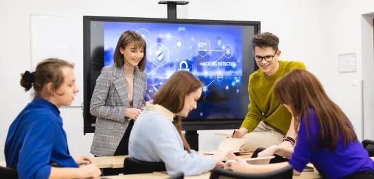 Studia jednolite magisterskie we Wrocławiu | Uniwersytet Dolnośląski DSW we Wrocławiu: Studenci z opiekunem koła naukowego