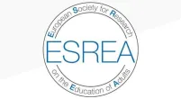 Biblioteka | Uniwersytet Dolnośląski DSW we Wrocławiu: Logo ESREA – European Society for Research on the Education of Adults. Okrągły znak z pełną nazwą organizacji w języku angielskim wokół centralnego napisu „ESREA” pisanego dużymi, niebieskimi literami.