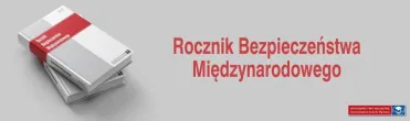 Biblioteka | Uniwersytet Dolnośląski DSW we Wrocławiu: Okładki czasopisma Rocznik Bezpieczeństwa Międzynarodowego w odcieniach bieli i szarości z czerwonym paskiem, obok napis: Rocznik Bezpieczeństwa Międzynarodowego. W prawym dolnym rogu logo Wydawnictwa Naukowego Dolnośląskiej Szkoły Wyższej.
