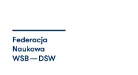 Biblioteka | Uniwersytet Dolnośląski DSW we Wrocławiu: Na grafice znajduje się logo Federacji Naukowej WSB – DSW. Po lewej stronie umieszczono napis w ciemnogranatowym kolorze: „Federacja Naukowa WSB — DSW”. Nad tekstem znajduje się pozioma linia w tym samym kolorze. Logo jest proste, nowoczesne i nawiązuje do współpracy naukowej obu uczelni. Tło jest białe, co nadaje całości minimalistyczny i profesjonalny wygląd.