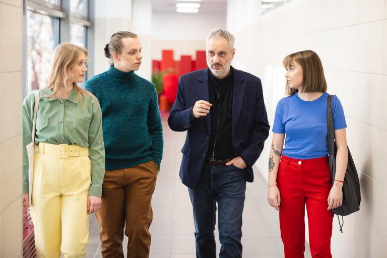 Rankingi i akredytacje | Uniwersytet Dolnośląski DSW we Wrocławiu: Studenci z wykładowcą 