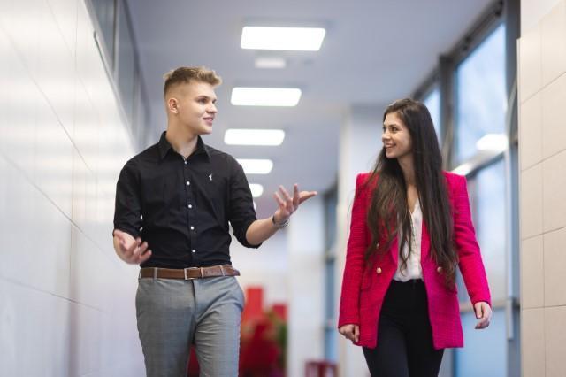 Poznaj nas | Uniwersytet Dolnośląski DSW we Wrocławiu: Dwójka studentów, rozmawiająca ze sobą.