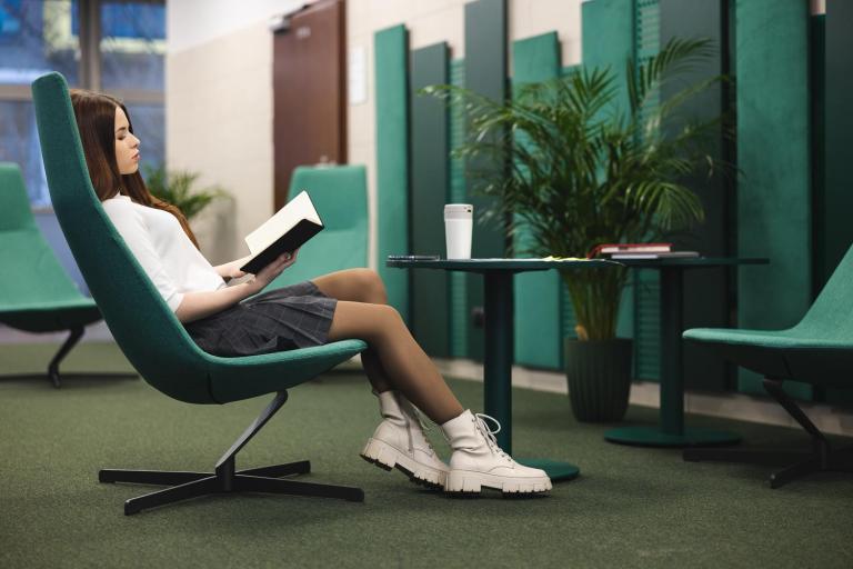 Nasz kampus | Uniwersytet Dolnośląski DSW we Wrocławiu: studentka relaksująca się na fotelu