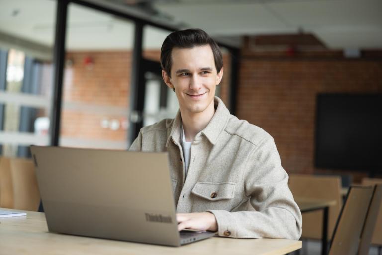 Cyfrowy uniwersytet | Uniwersytet Dolnośląski DSW we Wrocławiu: student przed komputerem