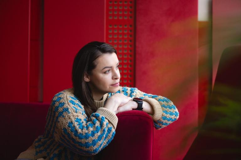 Nasz kampus | Uniwersytet Dolnośląski DSW we Wrocławiu: Studentka patrząca przez okno