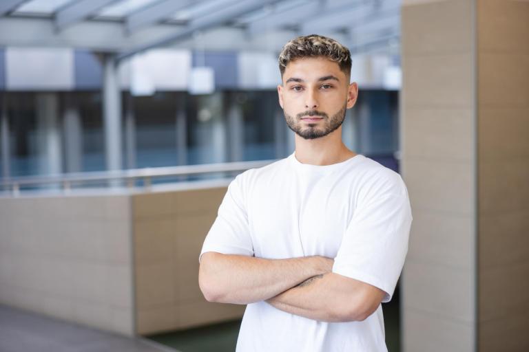 Stypendia i zniżki - studia II stopnia | Uniwersytet Dolnośląski DSW we Wrocławiu: Główna grafika: Stypendia i zniżki - zdjęcie portretowe młodego mężczyzny