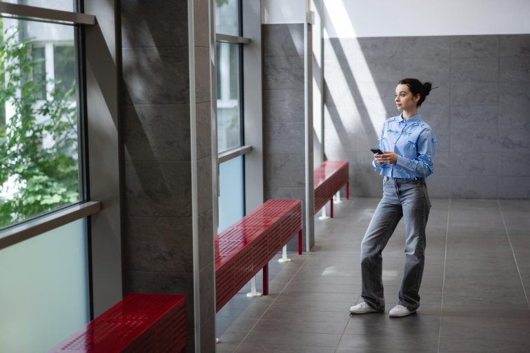 Uniwersytecka gra terenowa | Uniwersytet Dolnośląski DSW we Wrocławiu: Studentka na korytarzu 
