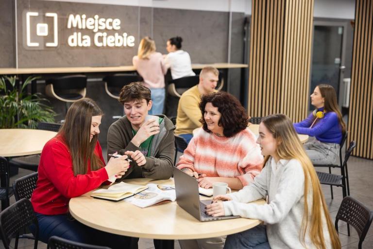 Przeniesienie z innej uczelni we Wrocławiu | Uniwersytet Dolnośląski DSW we Wrocławiu: Grupa studentów wspólnie spędzająca czas w Strefie Gastro