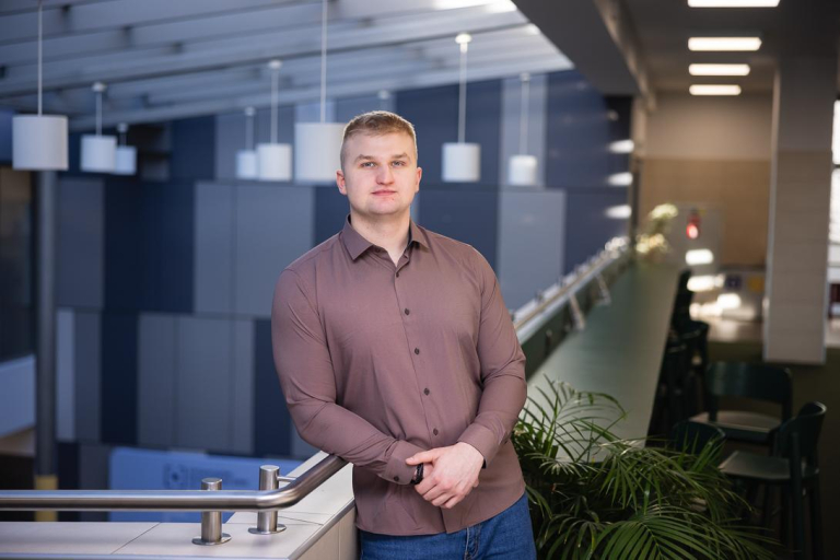 Nowoczesne technologie cyfrowe w edukacji (EdTech) | Studia podyplomowe we Wrocławiu | Uniwersytet Dolnośląski DSW we Wrocławiu: Główna grafika: Stypendia i zniżki - zdjęcie portretowe młodego mężczyzny