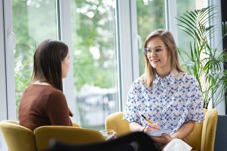 Uczelnia bez barier | Uniwersytet Dolnośląski DSW we Wrocławiu: studentka rozmawiająca z psychologiem