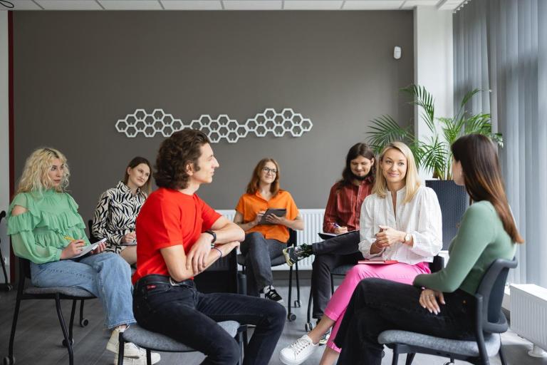 Uczelnia bez barier | Uniwersytet Dolnośląski DSW we Wrocławiu: Studenci siedzący w grupie 