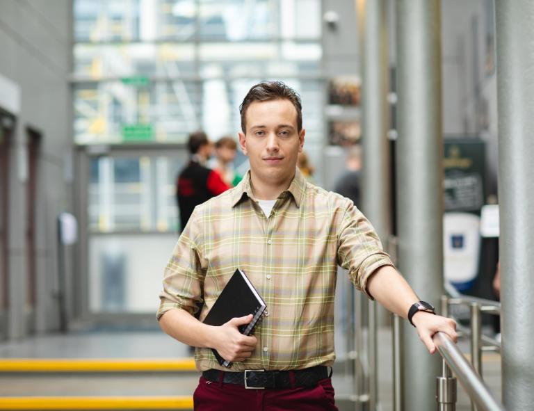 Uczelnia bez barier | Uniwersytet Dolnośląski DSW we Wrocławiu: Student trzymający się barierki