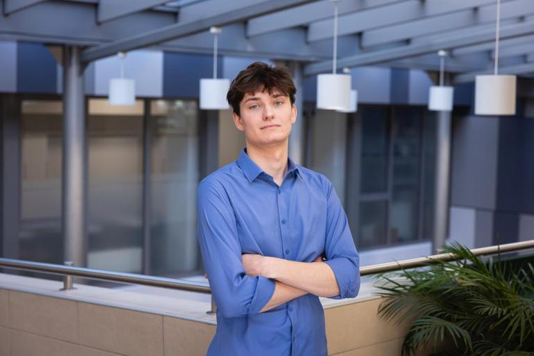 Logistyka transportu i spedycji | Studia I stopnia we Wrocławiu | Uniwersytet Dolnośląski DSW we Wrocławiu: Grafika główna: Zdjęcie portretowe studenta w niebieskiej koszuli