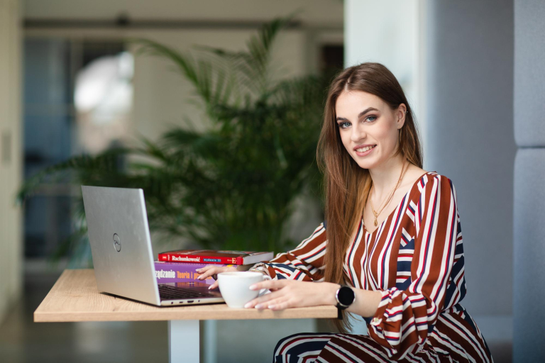 Zarządzanie kampaniami wizerunkowymi | Studia I stopnia we Wrocławiu | Uniwersytet Dolnośląski DSW we Wrocławiu: Grafika główna - studentka używająca komputera