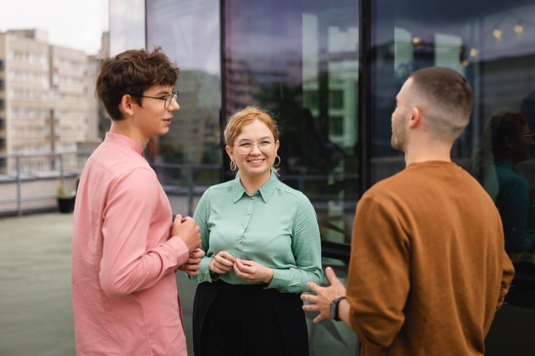 Coaching sportowy | Studia I stopnia we Wrocławiu | Uniwersytet Dolnośląski DSW we Wrocławiu: Rozmawiający studenci