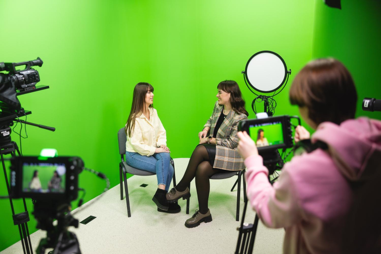 Produkcja filmowa, telewizyjna i internetowa | Studia I stopnia we Wrocławiu | Uniwersytet Dolnośląski DSW we Wrocławiu: Zajęcia z dziennikarstwa. Studentki nagrywają podcast na green screenie