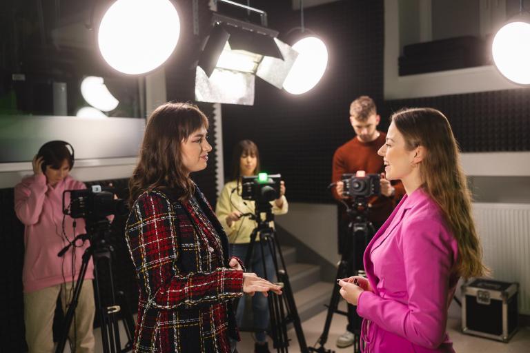 Dziennikarstwo telewizyjne i radiowe | Studia I stopnia we Wrocławiu | Uniwersytet Dolnośląski DSW we Wrocławiu: Zajęcia w sali filmowej